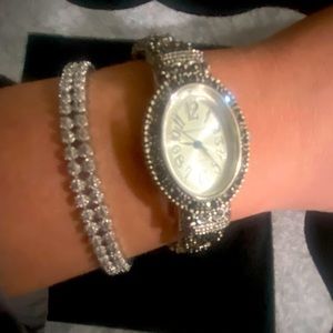 FASHIONABLE QUARTZ WATCH